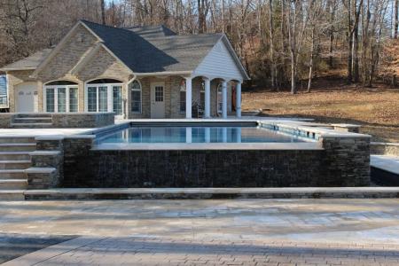 A negative edge pool and spa in Stafford County Virginia